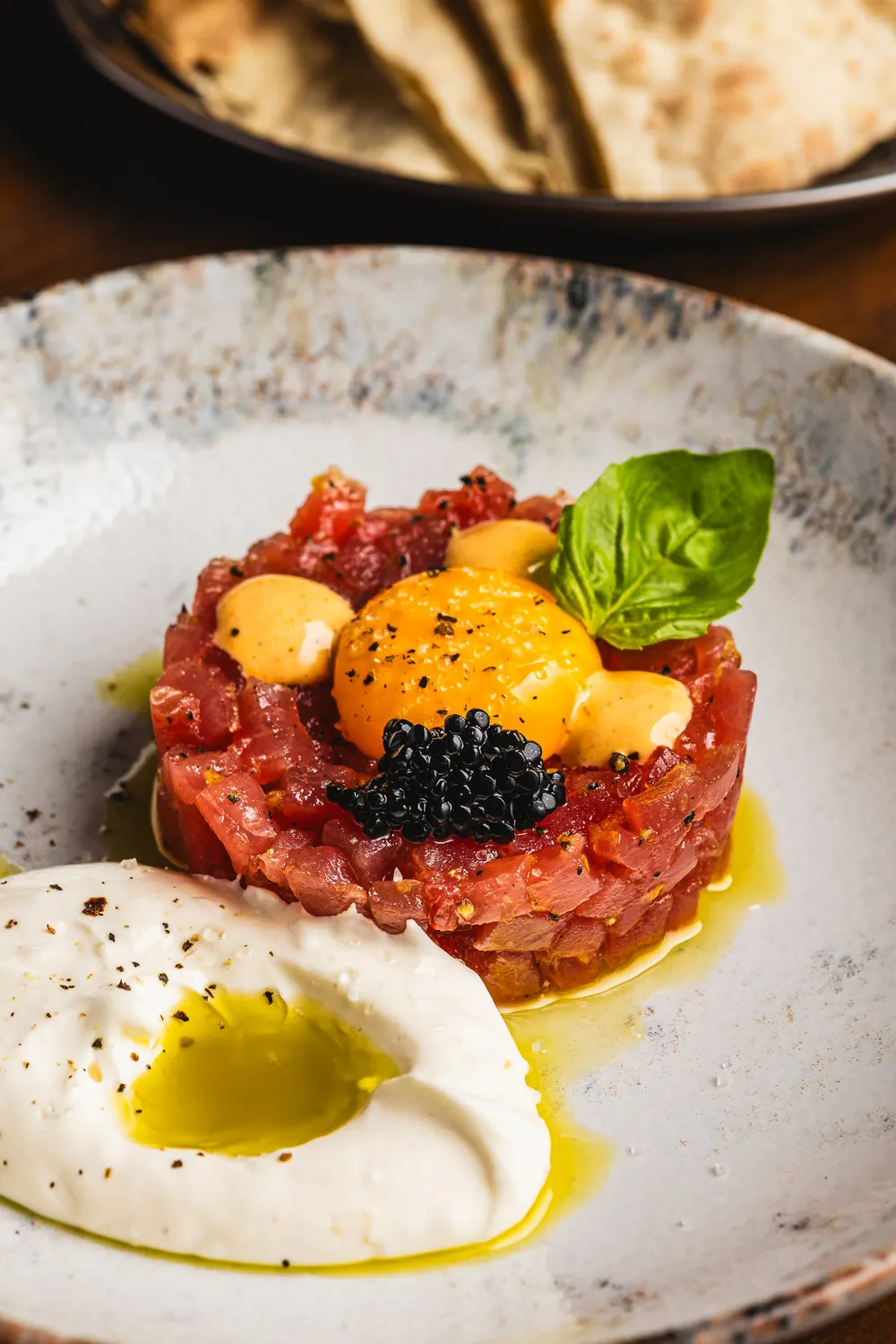Tartare de atum com gema, caviar e coalhada